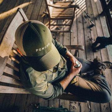 Poncho trucker hat - Moss color - man with beer